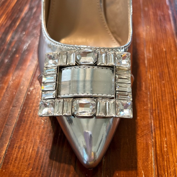 Beautiful silver patent leather heel with large diamond rhinestone embellishment - Picture 4 of 9